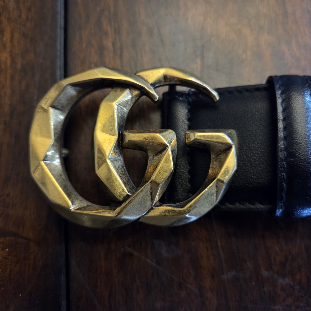 Faceted Gucci Black Belt with Gold GG Buckle - Picture 2 of 3